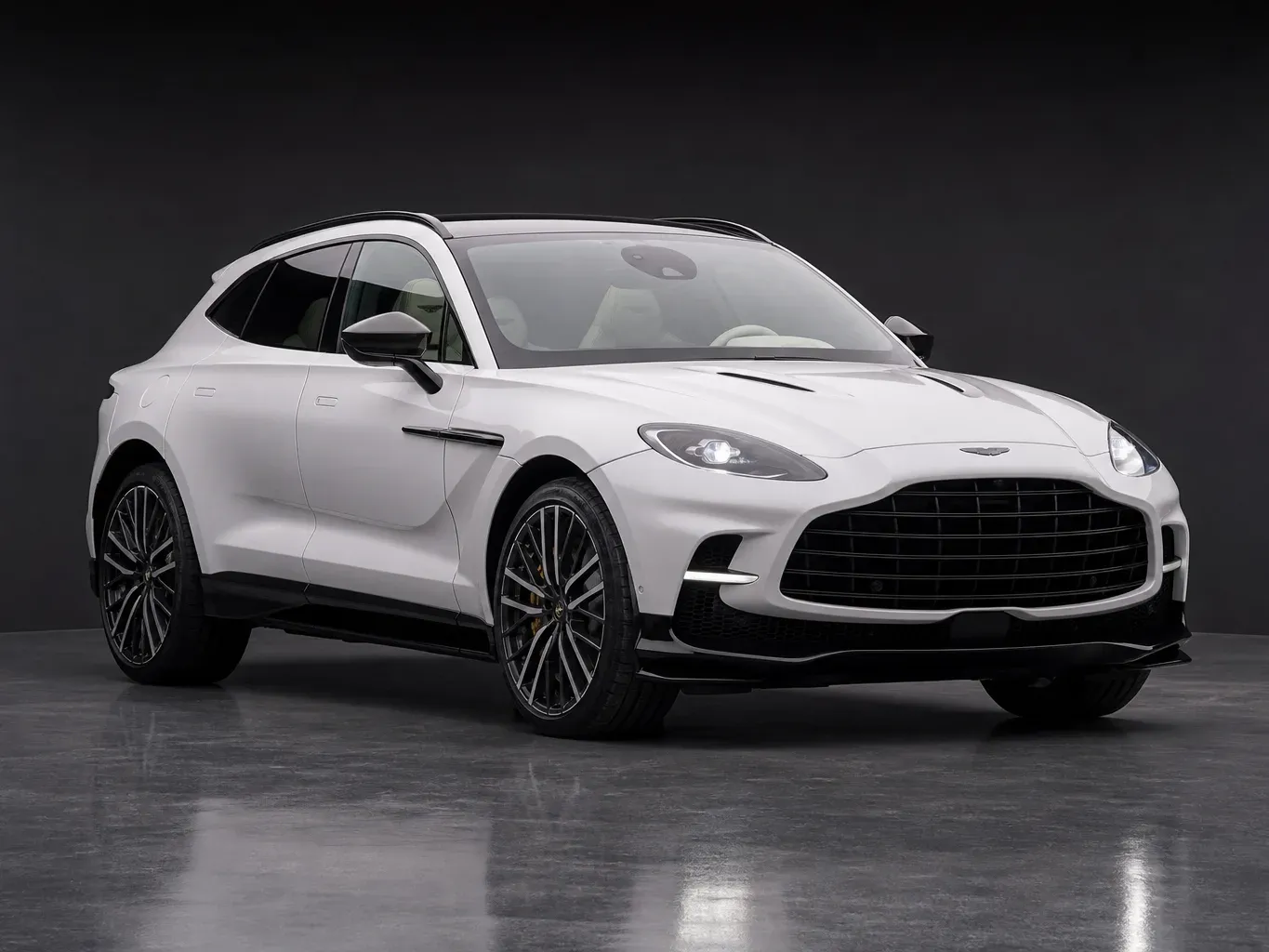 Aston Martin DBX 707 in White